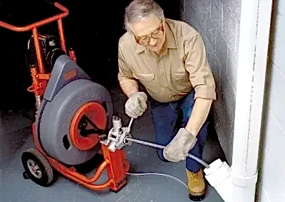 Banyoda oluşan kötü koku genellikle tıkanıklıklardan kaynaklanır. Tuvalet, lavabo, pimaş boru gibi alanlarda birikmiş atıklar ve pislikler zamanla kötü koku oluşumuna neden olabilir. Tıkanıklık açma işlemi, profesyonel ekipmanlar ve robotlar kullanılarak etkili bir şekilde gerçekleştirilir. Firmamız, koku sorununu gidermek için tuvalet açma, lavabo açma, pimaş açma gibi hizmetler sunmaktadır.