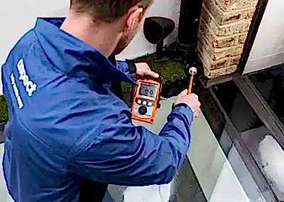 Evde su kaçağı nasıl anlaşılır? Dairede ara ara veren sızıntılar var ise bu kirli su kaçaklarına işarettir ancak istisnai bir durum şudur; İSKİ'nin ve binanın kullanımına göre ufak bir yırtıktan sadece basınç yükselince su sızıntıları olur bu tür kaçaklarda ara ara görünmektedir. Sadece kullanım halindeyken sızmalar meydana geliyorsa pis su kaçakları ihtimali yükseltir.