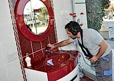 Duvarların alt kısımlarındaki boya kabarması neden olur? Evde su sızıntısı varsa ilk belirtiler duvarların alt kısımlarında boya kabarması şeklinde ortaya çıkar. Su sızıntısı çoğaldığında alt katın tavanlarında sararma ve kabarma şeklinde şikayetler alırsınız. Su faturası yüksek geldiğinde evde su tesisatında kaçak olduğu anlaşılır.