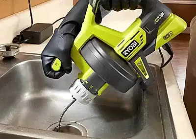 Lavabo tıkandığında atık su gider borusu içinden akamaz ve geldiği yöne doğru geri taşar. Bu da hem kötü kokulara hem de su basmalarına neden olur. Lavabo tıkanıklıkları, genelde çamaşır makinesi ya da bulaşık makinesinin gider borularının bağlı olduğu çatalın son bağlantı noktalarındaki kapalı dirseklerde ortaya çıkar.