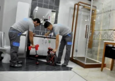 Su kaçağı tespiti 25+ yıllık tesisatçı tecrübesi ile 100% kırmadan ve garantili olarak yapılır. Su tesisatlarında kırılma yada patlama sonucu meydana gelen su kaçağı bulma işlemi en zahmetli işler arasındadır. Bunun sebebi ise onarımından çok suyun aktığı bölgeyi tespit etmektir. Seramik altında yada beton altında sıhhi tesisat boruları gözükmediğinden uzmanlık ve cihaz isteyen bir işlemdir.