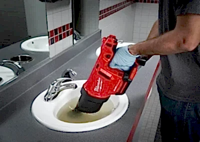 Lavabo açıcı, tıkalı lavabo giderlerini açmakta kullanılan kimyasal ve tehlikeli bir malzemedir. Lavabo, banyo, evye ve tuvaletlerin tahliye borularında çeşitli pislikler, yağlar, saç ve tortuların birikmesiyle oluşmuş tıkanıklıkları kimyasal eritme yoluyla açar.