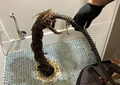 Lavabo gideri tıkanıklığı sık karşılaşılan problemlerden biridir. Kameralı tıkalı gider açma işlemi, lavabo gider borularına da uygulanır. Mutfak lavabosuna dökülen yemek artıkları, yağ kalıntıları ve çay posaları tıkanıklığın temel nedenleridir. Söz konusu durumda lavabonun gideri belli bir yerden sonra daralır. Bu daralma da tıkanıklığa neden olur. Tıkanıklığın olduğunu lavaboya dökülen suyun geri tepmesinden anlayabilirsiniz. Robotla müdahale yöntemi ile sorun kısa sürede giderilir.