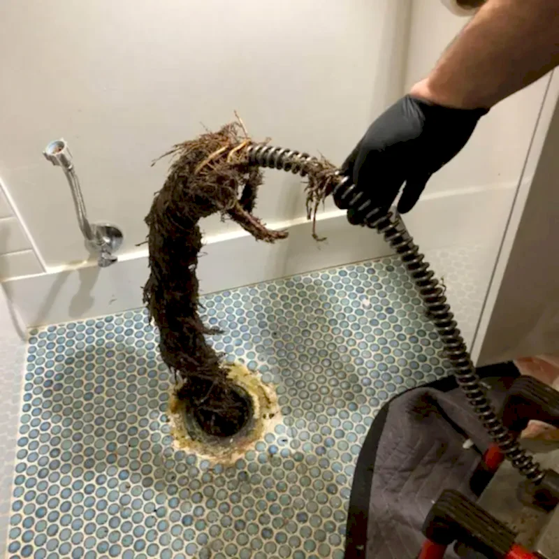 Lavabo gideri tıkanıklığı sık karşılaşılan problemlerden biridir. Kameralı tıkalı gider açma işlemi, lavabo gider borularına da uygulanır. Mutfak lavabosuna dökülen yemek artıkları, yağ kalıntıları ve çay posaları tıkanıklığın temel nedenleridir.<br />
Söz konusu durumda lavabonun gideri belli bir yerden sonra daralır. Bu daralma da tıkanıklığa neden olur. Tıkanıklığın olduğunu lavaboya dökülen suyun geri tepmesinden anlayabilirsiniz. Robotla müdahale yöntemi ile sorun kısa sürede giderilir.<br />
