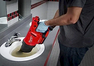 Lavabo tıkanıklığı açma için herkesin aklına gelen ilk çözüm genelde pompa kullanmak olmaktadır. Bu tip durumlarda yardımımıza yetişen pompa genelde geçici çözümler sağlamaktadır. Çünkü lavabodaki tıkanıklığı geçirebilse bile komple temizlenmesini sağlamaz. Lavabo açıcılar nasıl kullanılır? Lavabo açıcılar, tıkanan lavaboyu açmak için akla gelen bir başka yöntemdir. Lavabo açmada son derece etkili olan lavabo açıcılar, solunması durumunda çeşitli rahatsızlıklara sebep olabilir. Aynı zamanda uzun süredir kullandığınız bir lavabo gideri borunuz varsa lavabo açıcılar bu boruyu tahrip edip delinmesine yol açabilir.