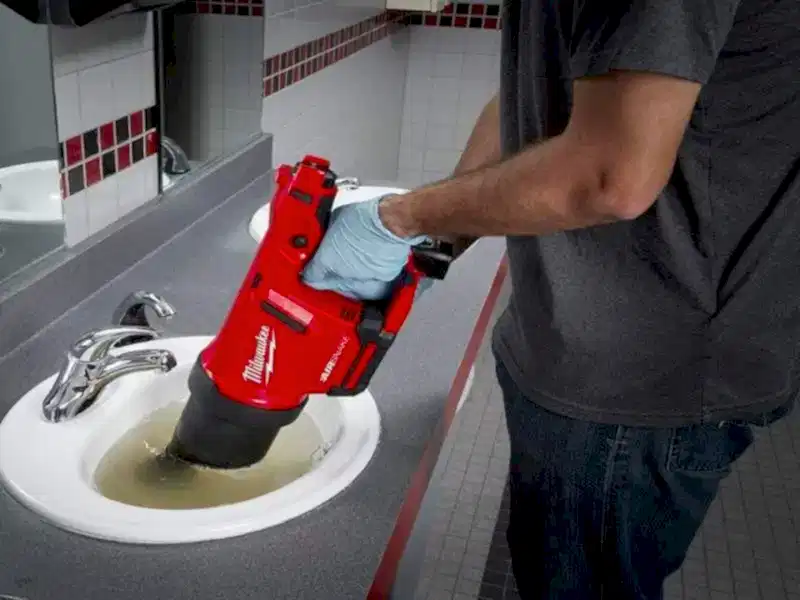 Lavabo tıkanıklığı açma için herkesin aklına gelen ilk çözüm genelde pompa kullanmak olmaktadır. Bu tip durumlarda yardımımıza yetişen pompa genelde geçici çözümler sağlamaktadır. Çünkü lavabodaki tıkanıklığı geçirebilse bile komple temizlenmesini sağlamaz. Lavabo açıcılar nasıl kullanılır? Lavabo açıcılar, tıkanan lavaboyu açmak için akla gelen bir başka yöntemdir. Lavabo açmada son derece etkili olan lavabo açıcılar, solunması durumunda çeşitli rahatsızlıklara sebep olabilir. Aynı zamanda uzun süredir kullandığınız bir lavabo gideri borunuz varsa lavabo açıcılar bu boruyu tahrip edip delinmesine yol açabilir.