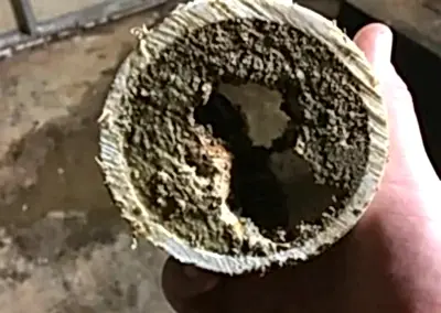 Pimaşlar, banyo, lavabo ve tuvalet gibi pis su gider atıklarının tahliyesinde rol oynayan borulardır. Pimaş tıkanmasındaki en önemli etken, suda erimeyen cisimlerin atılmasıdır. Pimaş boruların tıkanma sebepleri nelerdir? Örneğin lavaboya dökülen yemek yağları, tuvalete atılan ıslak mendil, rulo halinde atılan peçete ve tuvalet kağıtları, plastik cisimler atık su borusunu tıkayan cisimlerdir. Pimaş borularının içinde olduğu gider tıkanıklıklarının sebeplerini şöyle sıralayabiliriz.