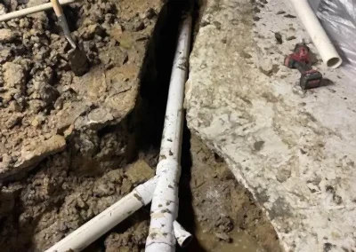 Pis su tesisatı nedir? Çatı, avlu, dam, balkon gibi yüzeylere düşen yağmur suyu dâhil çeşitli sarf yerlerinden gelen atık suları, pislikleri şehir kanalizasyonuna veya çürütme tesislerine ileten boru ağına bina pis su tesisatı denir.
