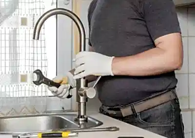 Su tesisatı ne işe yarar? Ev ve iş yerlerinde, inşaatların su ile ilgili tüm ihtiyaçları su tesisatı sistemi ile yerine getirilir. Örneğin bulaşık yıkarken kullanılan musluk suyu temiz su tesisatı tarafından sağlanır, bulaşık yıkama işlemi boyunca kullanılan su ise pis su tesisatı tarafından dışarıya iletilir. En basit örnekten de anlayabileceğiniz üzere su tesisatı bulunduğumuz yapılar için son derece önemlidir ve bu tesisatta meydana gelen bir arıza asla ihmal edilmemelidir.