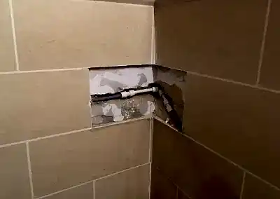 Su kaçakları tesisat borularında meydana gelen hasar ve tahribatlar nedeni ile yaşanabilmekte, yaşandığı bölgeye zarar verebilmektedir. Bu zararlar kaçağın olduğu bölgenin duvarlarında, yer döşemelerinde ve tavanlarında oluşacak kabarcıklar ve kararmalar olacağı gibi, eşyaların, yerlerin sular içerisinde kalması ve zarar uğraması şeklinde de olabilmektedir. Bunlar tamamen su kaçağının boyutu ve durumu ile ilgili olabilmektedir. Nitekim küçük bir sızıntıdan söz edebildiğimiz gibi aniden gelen bir patlamadan da söz edebilmemiz mümkün olmaktadır.