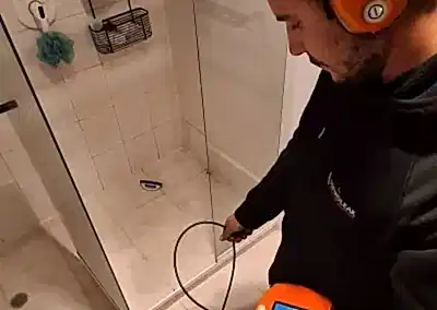 Kameralı su tesisatçısı? Su kaçak ve sızdırma sorunlarınızı akustik ses dinleme cihazları ve termal kamera yardımıyla noktasal olarak tespit ediyoruz ayrıca kameralı görüntüleme cihazları yardımıyla yada o noktayı kırarak sizlere su kaçaklarının kaynağını gösteriyoruz. Böylece ileri teknoloji cihazlarla daha hızlı ve güvenilir bir şekilde sorununuzu çözüyoruz, isterseniz aynı gün 2 yıl garantili olarak su kaçağını tamir ediyoruz.
