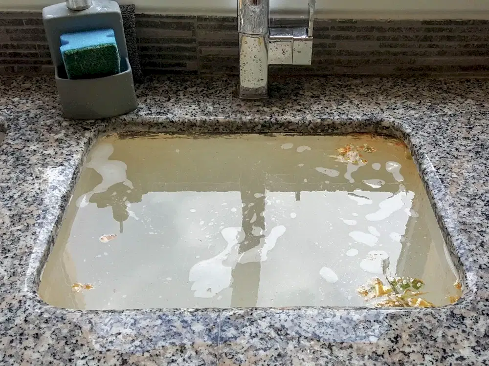 Ev ve iş yerlerinde en sık karşılaşılan tesisat sorunlarından biri tıkalı lavabo problemidir. Tıkalı lavabo nasıl açılır? sorusuna doğru cevap vermek, sorunun tekrar yaşanmaması için büyük önem taşır. Lavabo tıkanıklığı, gider borularında biriken yağ, yemek artıkları, sabun ve saç kalıntıları gibi faktörlerden kaynaklanır. Yanlış müdahaleler tıkanıklığı daha kötü hale getirebilir veya borulara zarar verebilir.