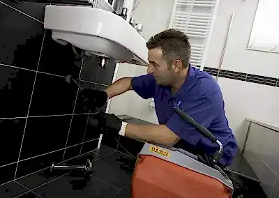 Zaman zaman mutfakta ya da banyoda kötü kokular duyarsınız. Bu kötü kokular genellikle tıkanmış lavabodan gelmektedir. Düzenli şekilde lavaboyu temizlerseniz, kötü kokuları da yok etmiş olursunuz. Eğer daha önce hiç lavabo açma işlemi uygulamadıysanız ve lavabonun tıkandığından şüpheleniyorsanız; sizlere lavabo tıkanıklığı açma konusunda pratik bilgiler vermek istiyoruz. Bu bilgilerden sonra lavabo gideriniz tertemiz olacaktır.