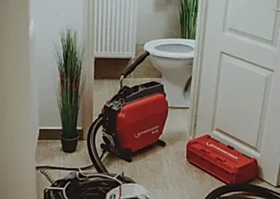 Evde veya iş yerlerimizde başımıza gelebilecek en can sıkıcı problemlerden birisi ortamda bulunan tuvaletin tıkanmasıdır. Peki tıkanan tuvalet nasıl açılır? Uğraşması bir hayli zor ve sıkıcı olmasından kaynaklı en basit ve en hızlı şekilde çözebileceğimiz çözümlere yöneliriz her zaman. Tuvalet tıkanıklığı açma yöntemleri? Tıkanan tuvalet çeşitli yöntemler kullanılarak açılabilir. Genel olarak tıkalı tuvalet nasıl açılır sorumuzun cevabı şudur; Tuvalet tıkanıklığını açmak için öncelikle ihtiyaç duyacağınız materyal sağlam ve kaliteli bir tuvalet açma pompasıdır. Tuvalet pompasını kullanırken klozetin veya tuvaletin içinde su olup olmadığını kontrol etmeliyiz. Pompanın sağlıklı çalışması için tuvaletin içinde su olması gereklidir.