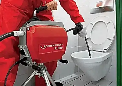 Tuvalet tıkanıklığı nasıl açılır? Tuvalet tıkanıklıkları hem kötü koku oluşması hem de ortamın kirlenmesi sonucu sağlıksız koşulların oluşması nedeniyle oldukça rahatsız edici sorunlardır. Bu tıkanıklıklara eğer dikkatli bir şekilde müdahale edilmezse gider boruları ek yerlerinden oynayabilir, delinebilir, alt kata ve kendi dairemizde su sızıntıları ve su kaçağı gibi ciddi sorunlar ortaya çıkabilir.