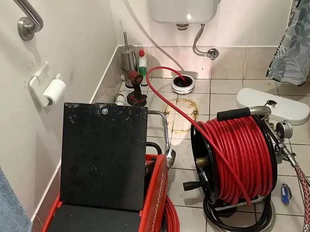 Tuvalet tıkanıklığı, hem evlerde hem de iş yerlerinde en sık karşılaşılan tesisat problemlerinden biridir. Yanlış kullanım, gider borularında biriken atıklar veya tesisat hataları nedeniyle oluşan bu durum, kötü kokulara, su taşmalarına ve hijyen problemlerine yol açabilir. Tuvalet tıkanıklığı nasıl açılır? sorusuna verilecek doğru cevap, hem mevcut sorunun çözülmesini hem de ilerleyen dönemlerde benzer problemlerin yaşanmamasını sağlar.